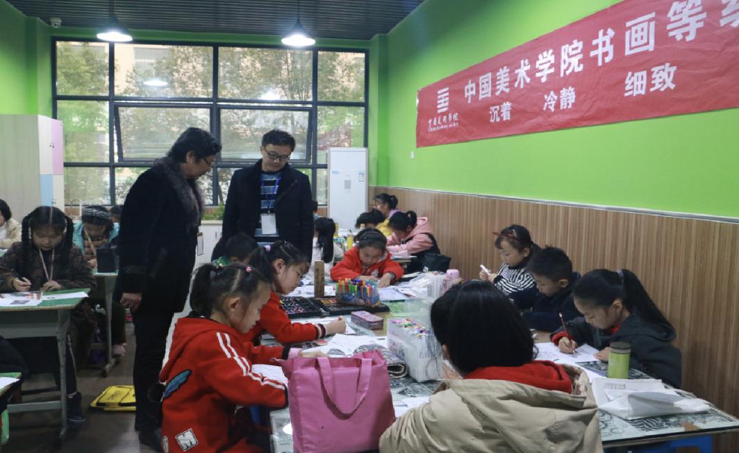 一群人在餐厅中度可信度描述已自动生成