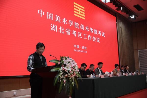 人们在看台上的人在餐厅里低可信度描述已自动生成