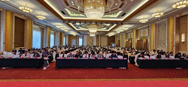 大厅里的人们描述已自动生成