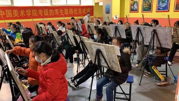 人们在看台上中度可信度描述已自动生成