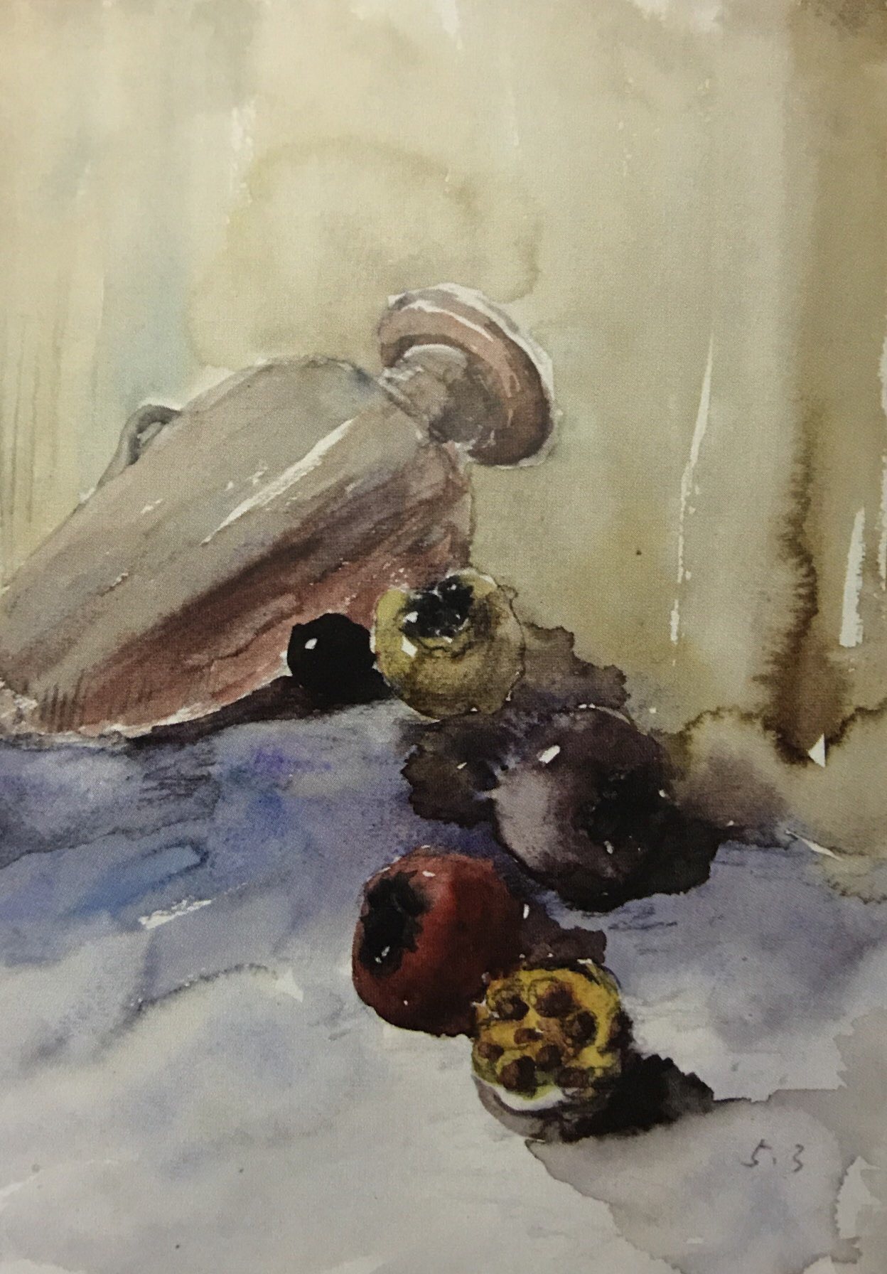 作品构图稳而适中,主体突出,特征明确,色调统一稳定,有基本的色彩关系。但衬布的处理上可以再深入些。