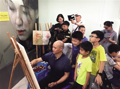 色粉画从素描演变而来,是西洋主要色彩画种之一。画家直接在有颗粒的纸或布上调配色彩,利用色粉笔的覆盖及笔触的交叉变化产生丰富的色调。