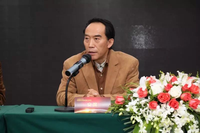 中国美术学院考级中心主任安滨回顾了2017年考级以及2018年考级中心收归继续教育学院管理之后所取得的成果,从简章立制、规范市场、提高考级质量、发挥社会美育功能等方面进行了总结与部署。