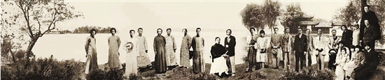 蔡元培(中坐者)在西湖合影