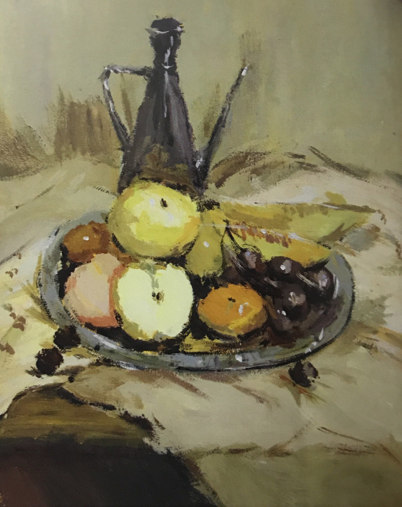 构图过于集中,造型基本到位,色调统一稳定,有一定的整体感和画面效果。不足之处:金属酒壶与背景处理相对简单了些。