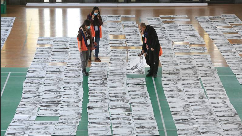 20万份考卷是怎样评出来的,数万学生名次怎样排定,每年考题都在变,考生又该如何应对,这些学生家长十分关心的问题,我们都帮你问到了。 20万份考卷是怎样评出来的,数万学生名次怎样排定,每年考题都在变,考生又该如何应对,这些学生家长十分关心的问题,我们都帮你问到了。