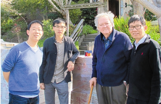 2013年03月,中国美院图书馆馆长张坚等人,在高居翰先生(右二)家中商谈捐赠图书事宜。