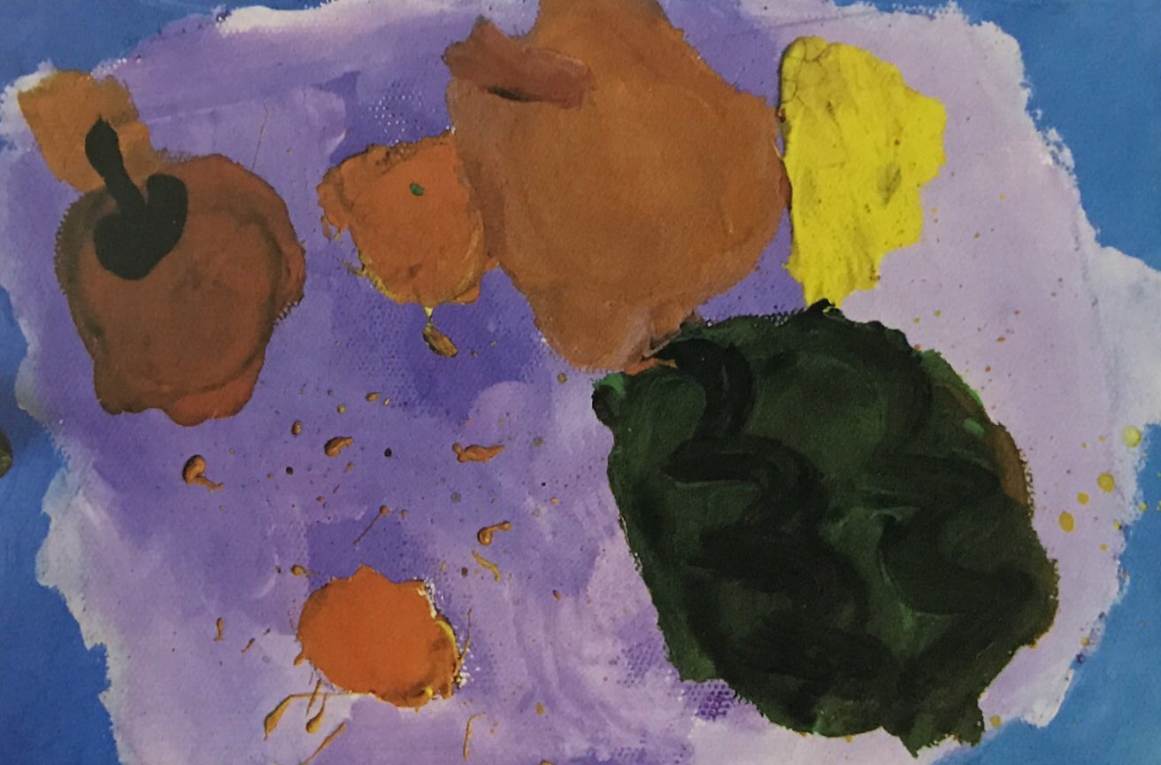 这张作品最大的特点是敢于用色与用笔,特别是红与绿的使用,兼具画面的完整性和儿童质朴率真的特点。不足点:特征与边线的处理可在精致些。