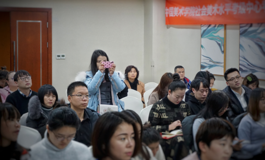 老师们认真听讲