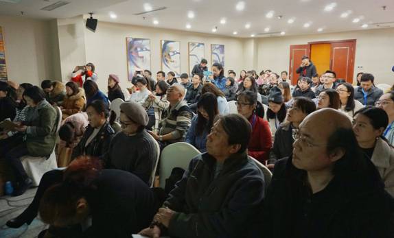 老师们认真听讲