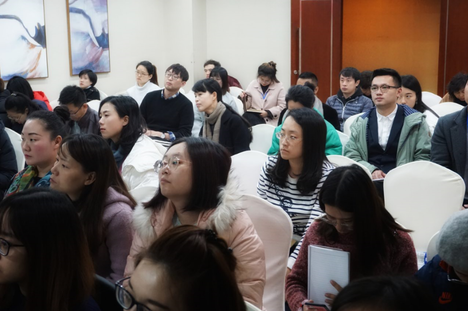 老师们认真听讲、做笔记