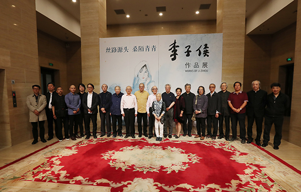 两千两百年前,以丝绸的名义,中国开启了与西方世界货物贸易和文化互融的壮阔历史。公元二十一世纪,以丝绸的名义,一带一路掀起了中国引领世界的浩荡潮流。