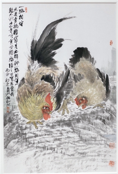 说起这次创作鸡画,倒有一件趣事。不久前,友人来电话告诉宋柏松,要送其一只“大本鸡”,并替他杀白洗净。柏松一听忙说“刀下留情”,要送就将活鸡送来。送来一看,是一只毛色光鲜、气宇轩昂的大阉鸡。宋柏松对着这只大阉鸡看了又看,阉鸡与公鸡的毛色有什么差别,形态哪里不一样,走动的样子,啄食的姿态,甚至走动时鸡爪收拢落地的细节都观察得仔仔细细。待成竹在胸,他将这只大阉鸡搬上宣纸,配以一坛老酒和红包、果蔬等年货为背景,就成了《欢欢喜喜过大年》的佳构。