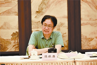 文艺是时代前进的号角,最能代表一个时代的风貌,最能引领一个时代的风气。文艺界如何攀登艺术“高峰”,创作出既具备思想性又让大众喜闻乐见的作品?杭