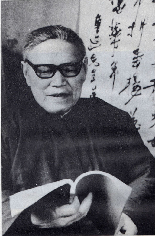 陆维钊,生卒1899—1980,原名子平,字微昭,晚署劭,新仓人,是我国现代教育家,著名的书画、篆刻家,同时也是著名的学者和诗人。他独创的“陆维钊体”,在书法界独树一帜,蜚声海内外。