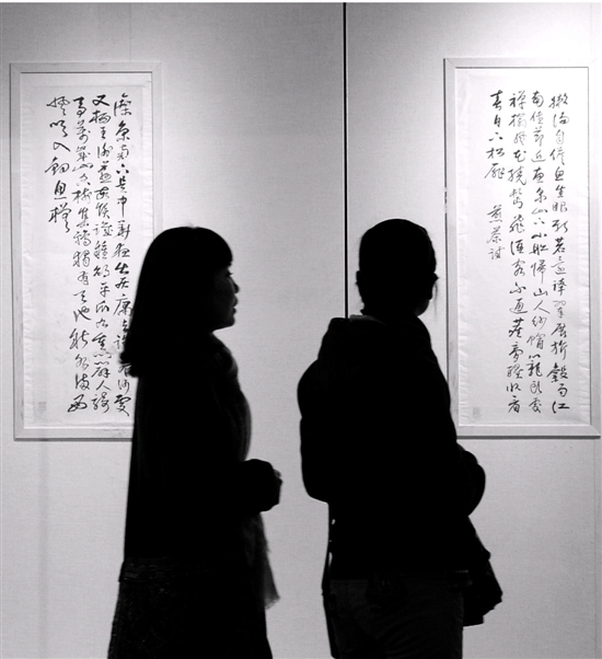 今年的“纪念黄宾虹先生诞辰150周年特展”系列大展,规模甚大。浙博孤山馆区的西湖美术馆与黄宾虹艺术馆,同时推出《画之大者——黄宾虹生平展》、《山色浑融——黄宾虹设色山水展》、《另一个艺术世界——黄宾虹花鸟画展》、《舒和之致——黄宾虹书法展》,共展出黄宾虹山水、花鸟和书法精品220余件。